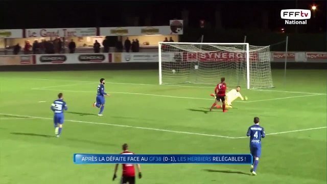 Le corner est directement boxé par le gardien de Laval HAUTBOIS.