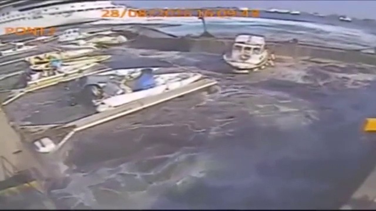 Un bateau de croisière provoque un raz-de-marée qui va ravager une marina