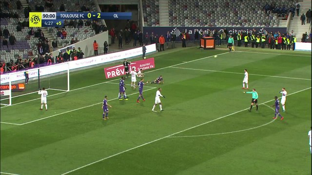 Max-Alain Gradel trompe Lopes et réduit le score contre LyonBUT TFC OL