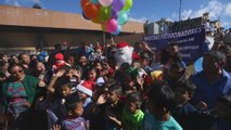 Santa Claus vuela hasta un hospital de Guatemala para alegrar a niños enfermos