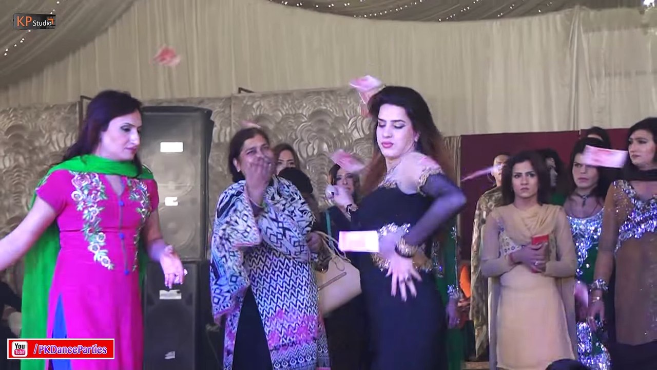 MEHAK KHAN PERFORMING WEDDING MUJRA PARTY 2017