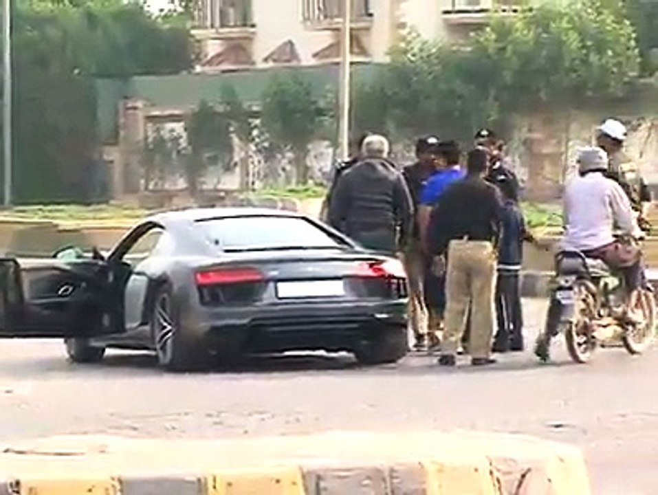 Police stopped Audi R8 and Driver got angry at police in Pakistan