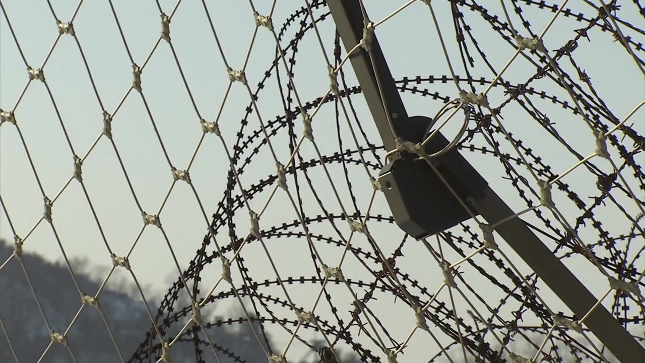 北 19살 병사, 비무장 상태로 귀순...남북 상호 경고 사격도 / YTN