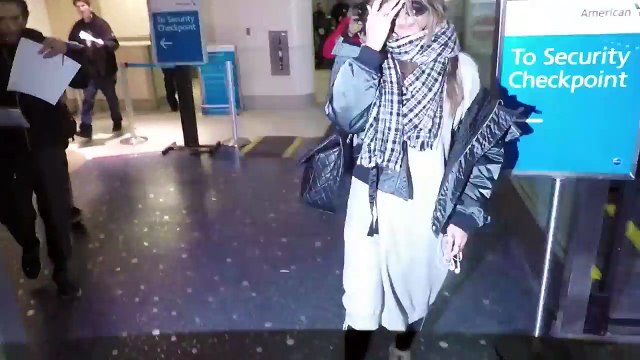 Heidi Klum Asked If She Has Pregnancy Advice For Khloe Kardashian At LAX