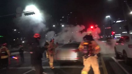 신호대기 중이던 택시서 불...인명피해 없어 / YTN