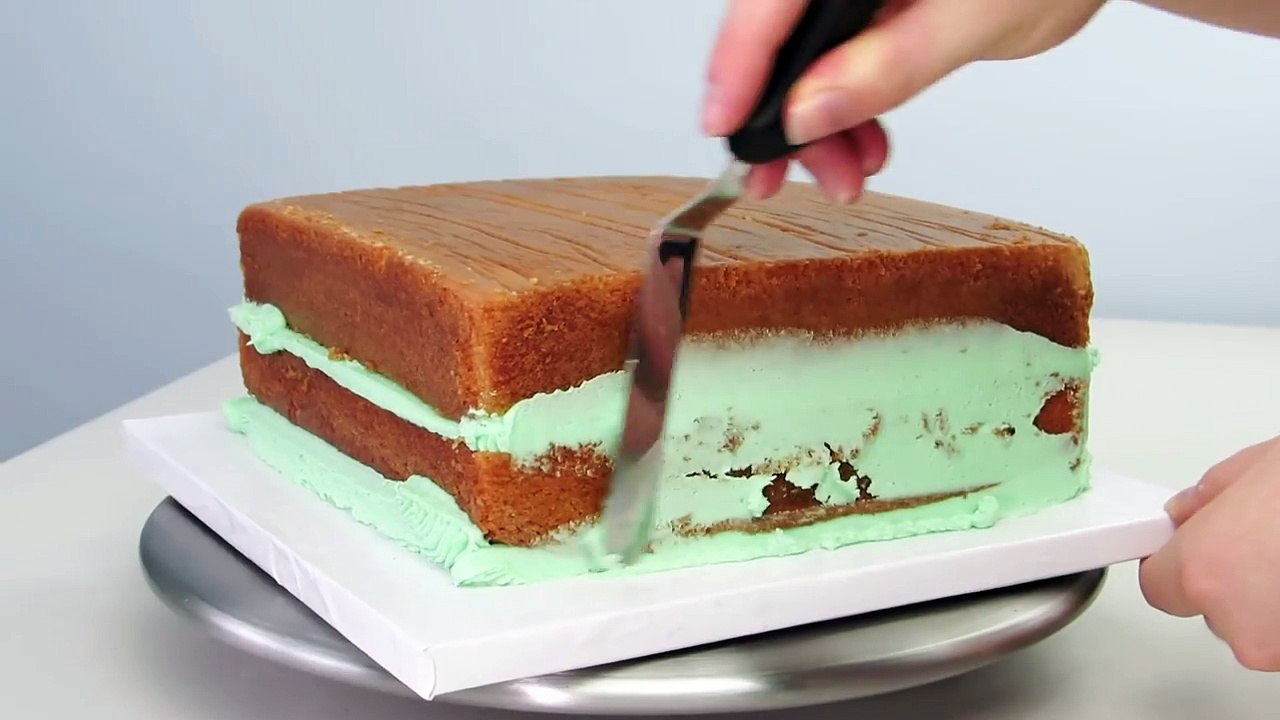 Learn How-to airbrush a MINECRAFT CAKE!-OSWSQ4gllgk