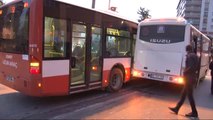 Freni Boşalan Servis Minibüsü Belediye Otobüsüne Çarparak Durabildi: 13 Yaralı