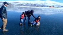 Ardahan Yüzeyi Buz Tutan Çıldır Gölü'nde 'Aşık' Oynayıp, Kızakla Kaydılar