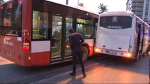 Freni boşalan servis minibüsü belediye otobüsüne çarparak durabildi: 13 yaralı