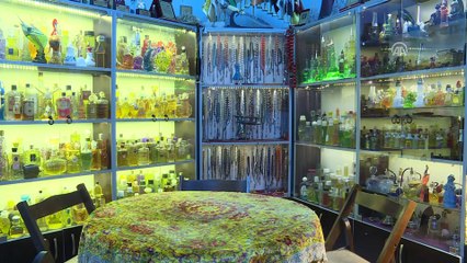 Koleksiyonu için ilginç kolonya şişeleri topluyor - İZMİR