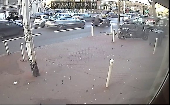 Une dépanneuse perd la voiture qu'elle tracte