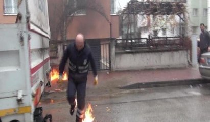 Ayakkabısı alev alan belediye işçisinin zor anları