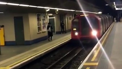 La última locura: salta justo por delante de tren en marcha