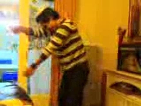 Dans et son cousin dansent la tecktonik enfin...suite 3