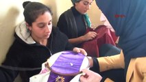Hakkari-Köylü Kızlara Dikiş, Nakış Eğitimi Veriliyor