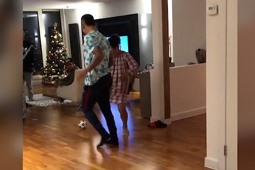 Gabriel Jesus fait un petit pont… à sa mère