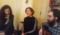 Oyuncu Meltem Cumbul ile Semih Özakça birlikte şarkı söylediler