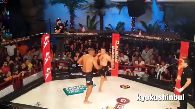 Un combattant MMA ne veut pas s’arrêter de frapper son adversaire et finit par s’en prendre à la l’arbitre