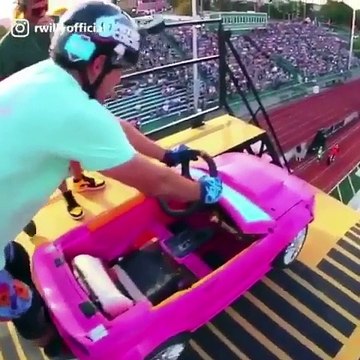 Il tente de faire un saut fou en s’élançant d’une rampe géante avec une mini voiture