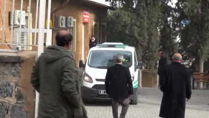 Download Video: Okul Servisine Yetişemeyen Öğrenci Hastane Yolunda Trafik Kazası Geçirdi: 1 Ölü, 3 Yaralı