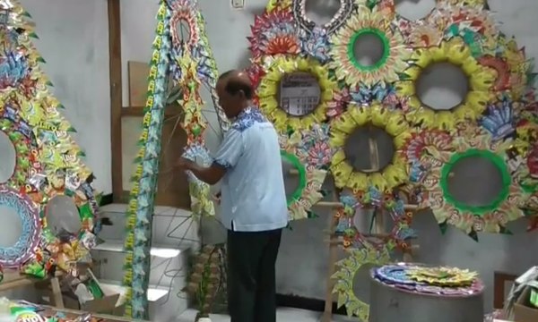 Pohon Natal Unik dari Sampah Plastik Kemasan