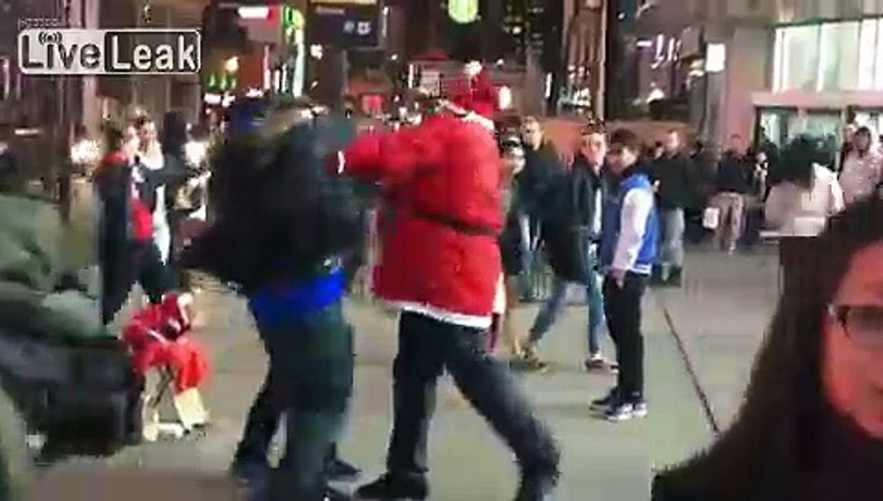 Un ivrogne met une droite au Père Noël en pleine rue