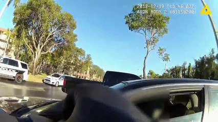 Ce chauffard prend la fuite avec le policier accroché à la portière...