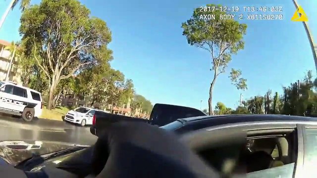 Ce chauffard prend la fuite avec le policier accroché à la portière...