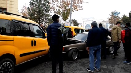 Otomobil taksi durağına daldı