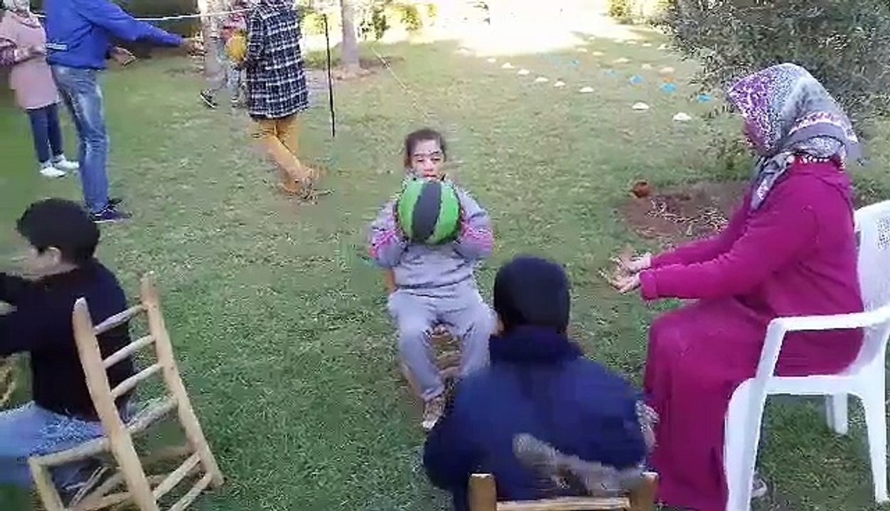Une partie de lancer de ballon depuis une position assis en quadrille