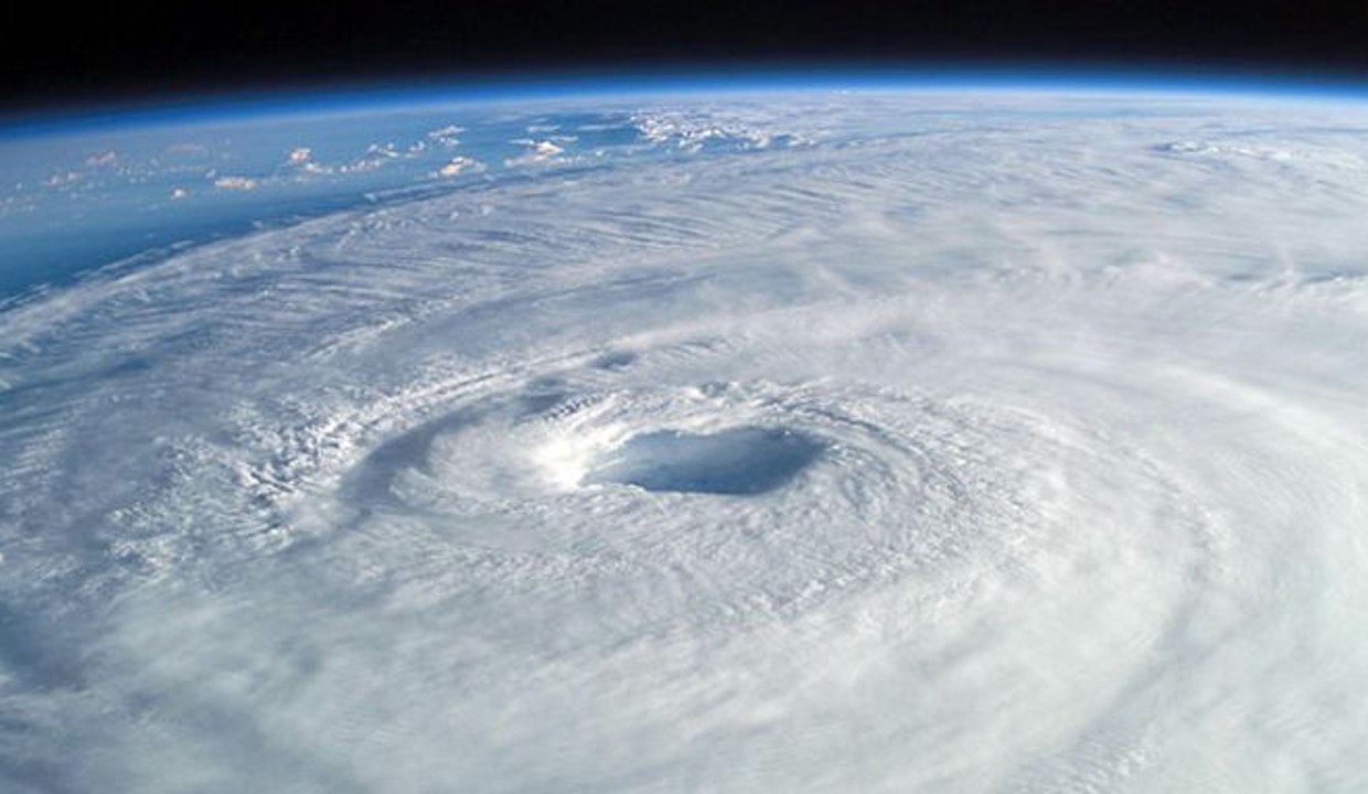 KILLER HURRICANES (GREEK SUBS)