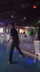 On sait pourquoi il est seul sur la piste de danse... Taré