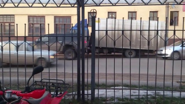 Avez-vous déjà vu un camion démarrer sur ses roues arrières... Comme une moto!!!