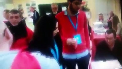 Mesa de independentistas le niega el voto a este hombre por ir a votar con la bandera de España