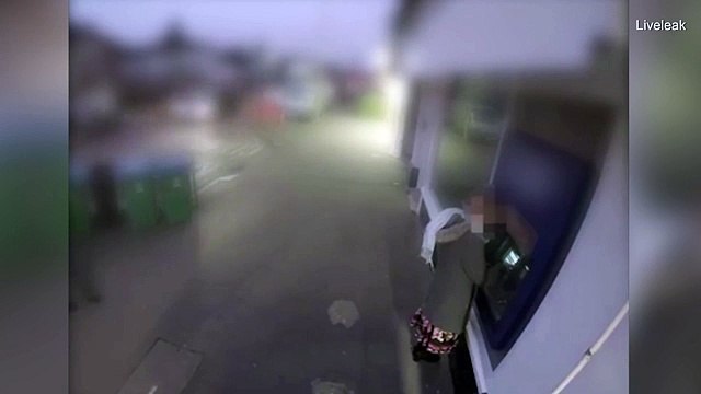 Tentuan ta plaçkitin gruan që po tërhiqte para nga bankomati, pendohen keq kur para tyre shfaqet një burrë misterioz