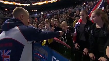 Il offre un jolie cadeau à sa fan