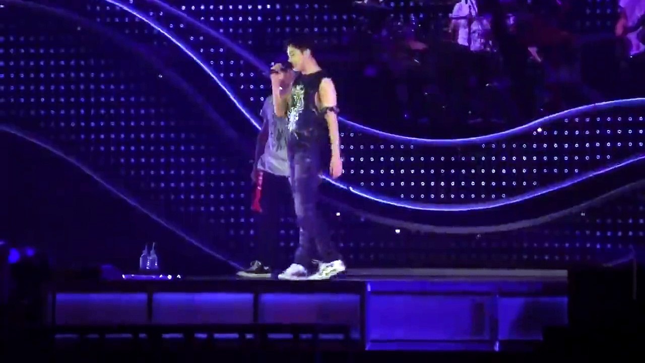 Yunho gọi tên Jonghyun (SHINee) trong concert của DBSK tại Nhật Bản.