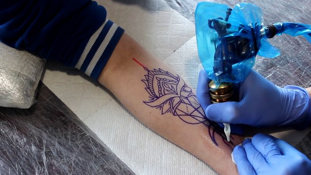 Акции тату мастеров. Песня фритату тату. Как делать татуировку детскую. Обучение татуировке. Тату дома с помощью духов.
