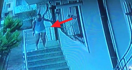 Haciz Memurlarını Yarı Çıplak Halde Silahla Kovalayan Vatandaş Kamerada