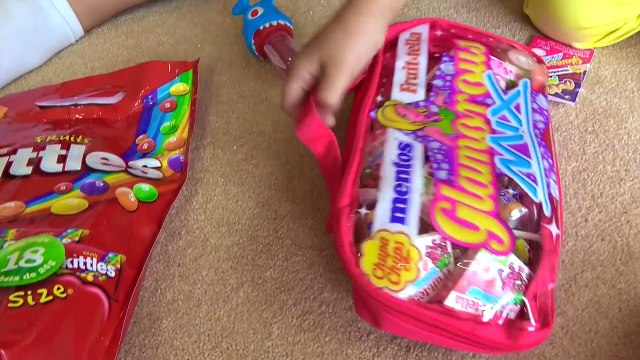 Мистер Макс Мисс Катя новый выпуск 1 КГ Пираньи во рту Гламурный набор конфет Мистер Макс & Мисс Катя (новый выпуск )Покупки из DUTTY FREE lot of CANDY Fish in mouth