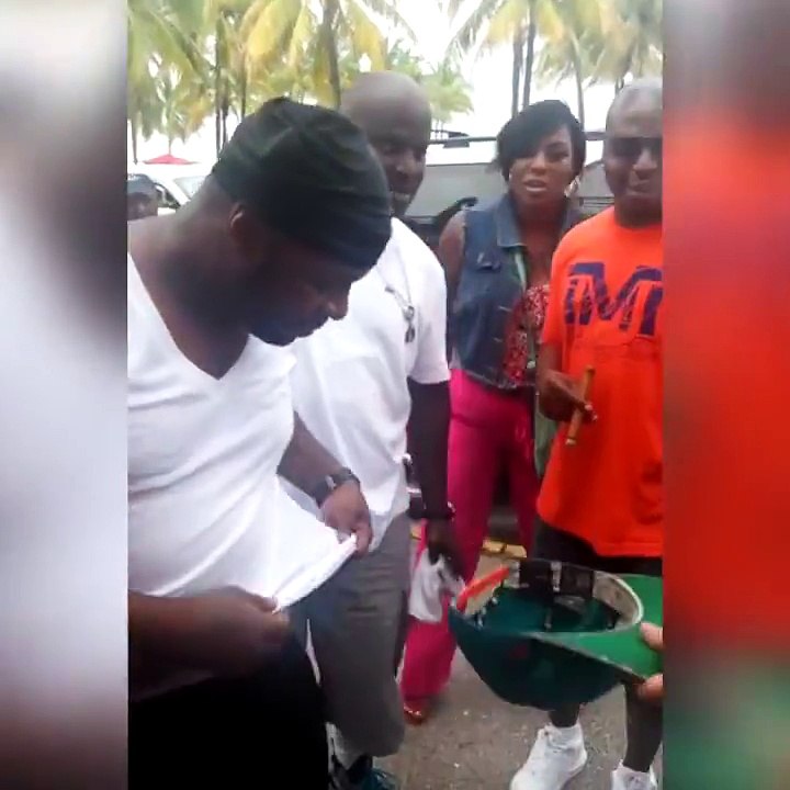 The old man performs street magic - Ông già biểu diễn ảo thuật đường phố cực hay