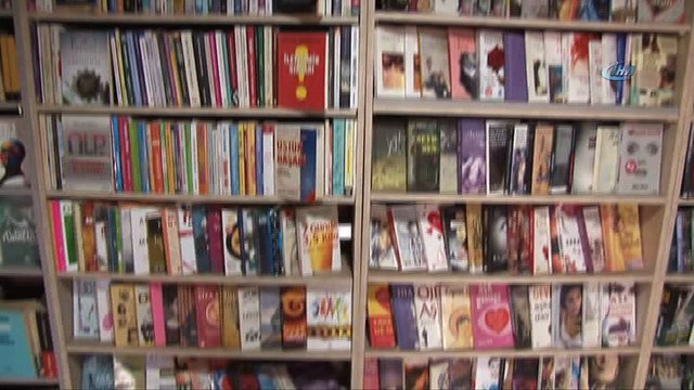 Çöpten topladıkları 4020 kitap ile kütüphane kurdular