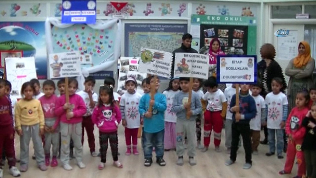 Çocuklar evde aileleriyle birlikte kitap okuyacak
