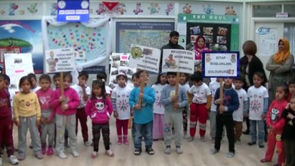 Çocuklar evde aileleriyle birlikte kitap okuyacak