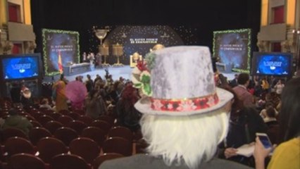 Optimismo, ilusión y ganas de Gordo en la cola para ver el Sorteo de Navidad