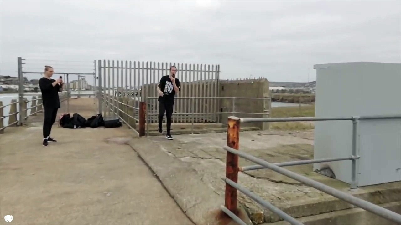 Le freerunner Joseph Henderson court sur un ponton à Brighton (Angleterre)