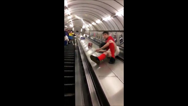 Ce débile a voulu descendre un escalator à sa manière... et fini KO