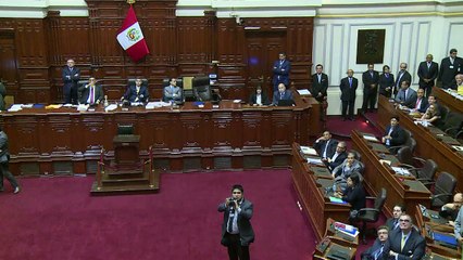 Pérou: le président évite la destitution au Parlement
