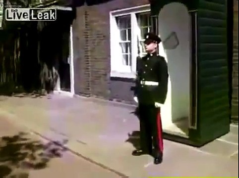 Comment faire rire un garde royal de la reine d'Angleterre !