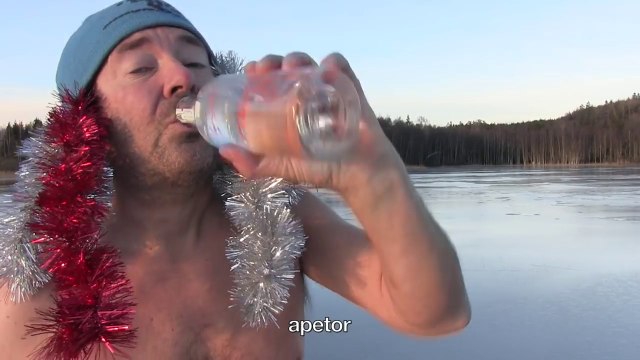 Ce fou saute dans l'eau sous la glace pour souhaiter bon noel en Norvège !